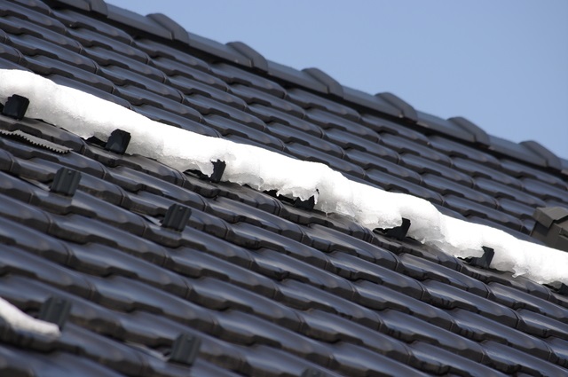 屋根からの落雪防止に効果がある雪止めとは 役割や取り付け方 費用 設置の注意点を解説