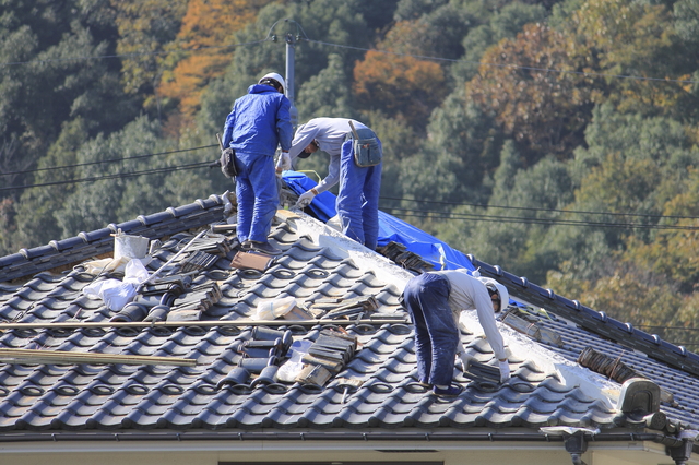 屋根瓦の葺き直しのメリット デメリットと費用相場 葺き替え工事との違いを解説